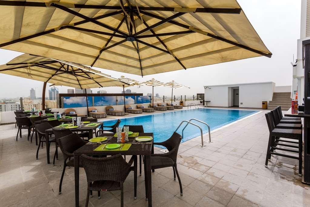 The Avenue Hotel Doha Einrichtungen foto Rooftop pool at the hotel
